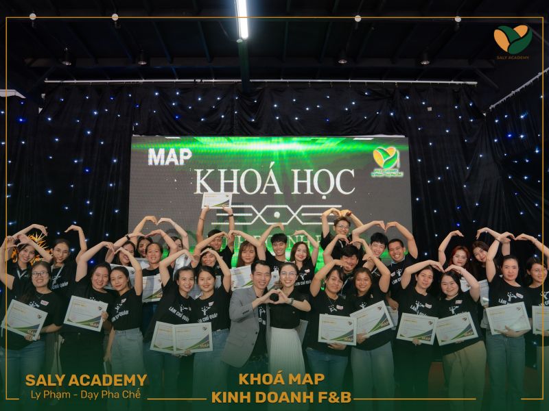 Hình ảnh học viên nhận bằng Tổng kết Khóa học MAP K03