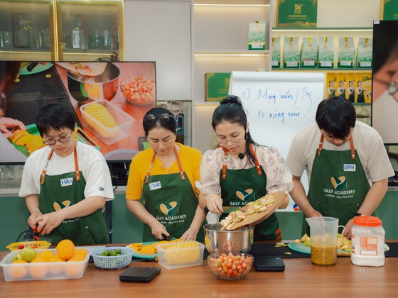 Học viên được thực hành pha chế tại lớp học