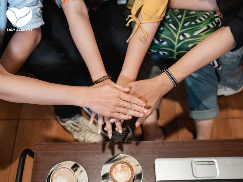 Xây dựng đội ngũ ổn định là bí quyết mở quán cafe nhượng quyền hiệu quả