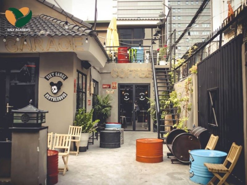 Quán cafe nhỏ trong hẻm với thiết kế đơn giản, ấm cúng và phù hợp với dân cư địa phương