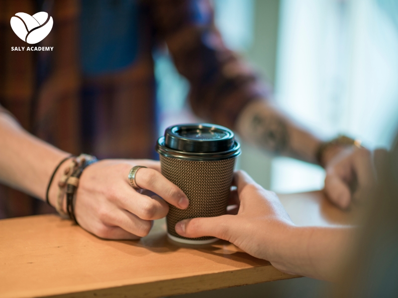 Cafe vỉa hè kết hợp bán online qua các nền tảng như ShopeeFood, GrabFood,... giúp tăng doanh thu mà không cần mở rộng mặt bằng Cafe vỉa hè kết hợp bán online qua các nền tảng như ShopeeFood, GrabFood,... giúp tăng doanh thu mà không cần mở rộng mặt bằng