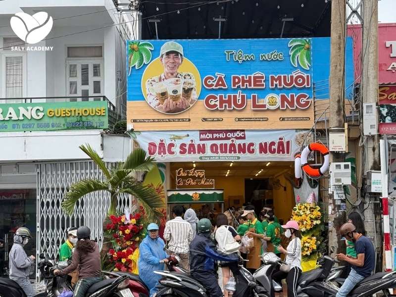 Bảng hiệu hộp đèn mica nổi bật vào ban đêm Bảng hiệu hộp đèn mica nổi bật vào ban đêm