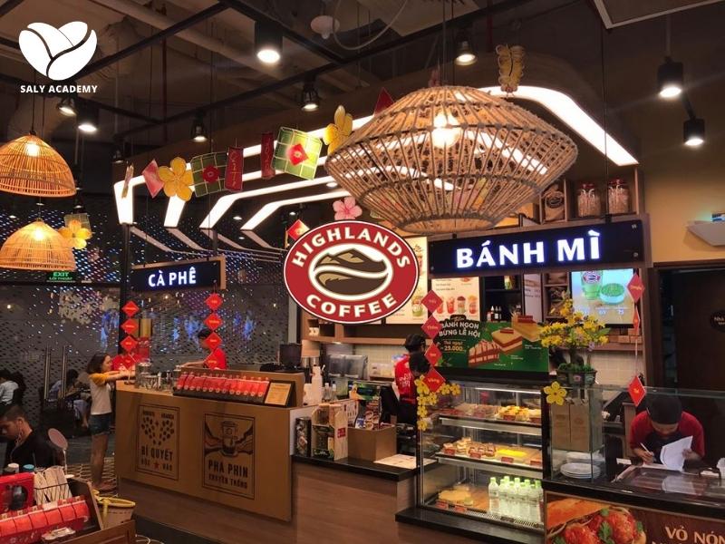 Highlands Coffee nổi bật với hình nền đỏ ấn tượng, mạnh mẽ Highlands Coffee nổi bật với hình nền đỏ ấn tượng, mạnh mẽ