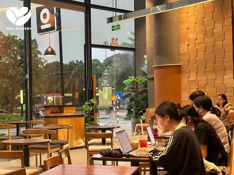 Khách ngồi lâu thường là những người sử dụng dịch vụ quán trong thời gian kéo dài từ 2–3 giờ trở lên Khách ngồi lâu thường là những người sử dụng dịch vụ quán trong thời gian kéo dài từ 2–3 giờ trở lên