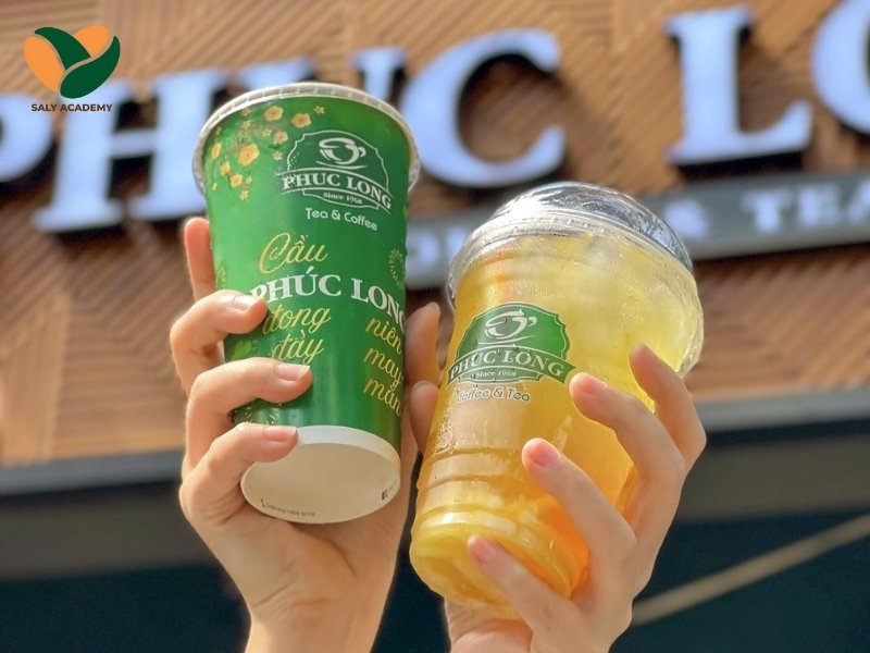 Logo ly cafe Phúc Long kết hợp chữ viết theo phong cách cổ điển, nét chữ đặc trưng và dễ nhận diện Logo ly cafe Phúc Long kết hợp chữ viết theo phong cách cổ điển, nét chữ đặc trưng và dễ nhận diện