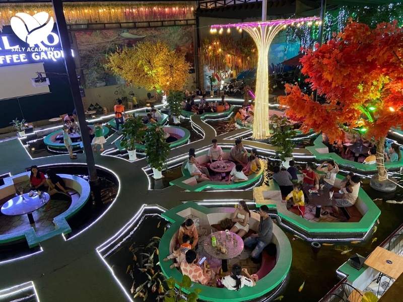 Mô hình quán cafe cá Koi là hình thức kinh doanh kết hợp giữa không gian thưởng thức cafe và hồ nuôi cá Koi Mô hình quán cafe cá Koi là hình thức kinh doanh kết hợp giữa không gian thưởng thức cafe và hồ nuôi cá Koi