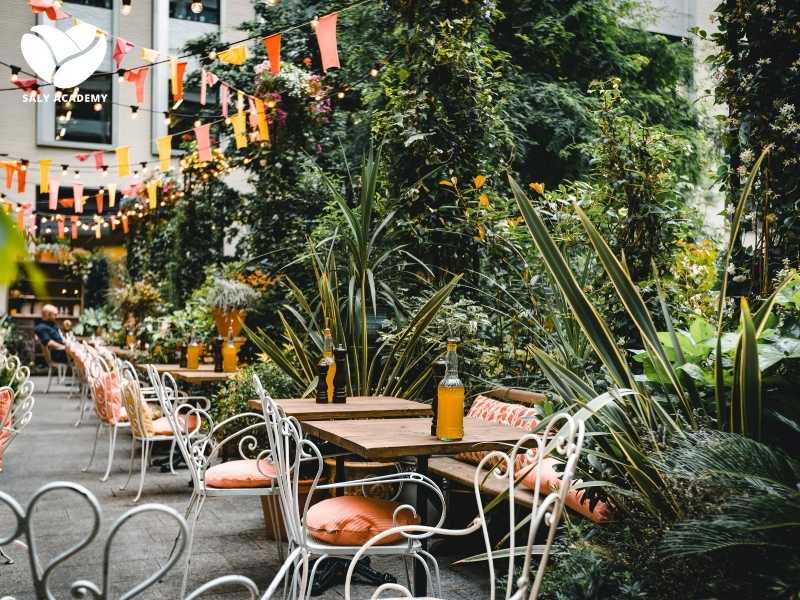 Quán cafe không gian mở có khu vực phục vụ chính được bố trí ngoài trời hoặc bán ngoài trời Quán cafe không gian mở có khu vực phục vụ chính được bố trí ngoài trời hoặc bán ngoài trời