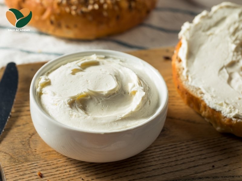 Kem cheese lựa chọn lý tưởng để ăn kèm với bánh mì hoặc các loại bánh tránh miệng Kem cheese lựa chọn lý tưởng để ăn kèm với bánh mì hoặc các loại bánh tránh miệng