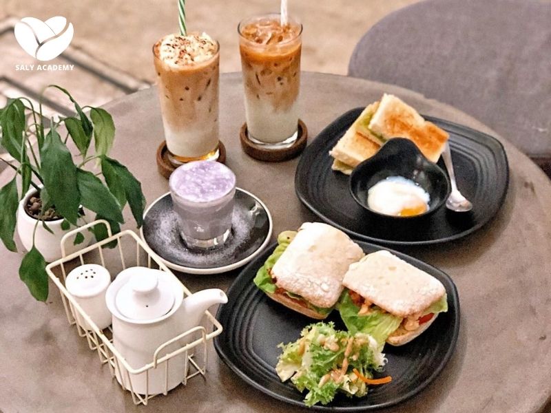 Xây dựng menu phù hợp, đơn giản sẽ giúp bạn tiết kiệm chi phí nguyên liệu và phục vụ khách nhanh chóng