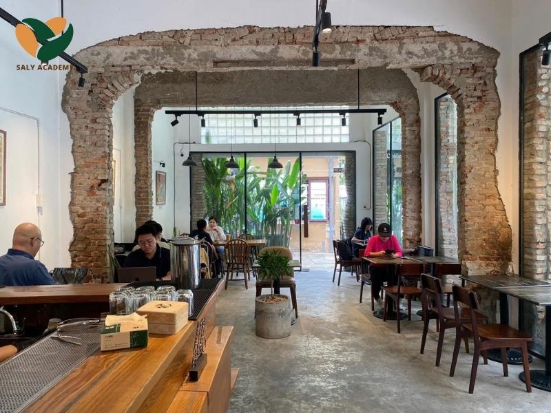 Coffee Hut với trần cao, lối vào có nét cổ kính và ánh sáng dễ chịu Coffee Hut với trần cao, lối vào có nét cổ kính và ánh sáng dễ chịu