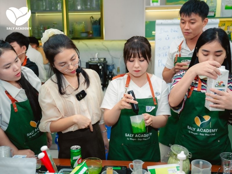Lớp học pha chế cà phê được giảng viên Ly Phạm trực tiếp giảng dạy Lớp học pha chế cà phê được giảng viên Ly Phạm trực tiếp giảng dạy