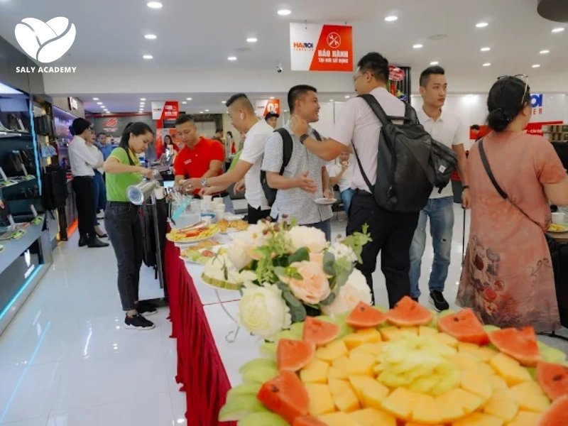 Tea break giúp giảm căng thẳng và tạo cơ hội để mọi người mở lòng và chia sẻ Tea break giúp giảm căng thẳng và tạo cơ hội để mọi người mở lòng và chia sẻ