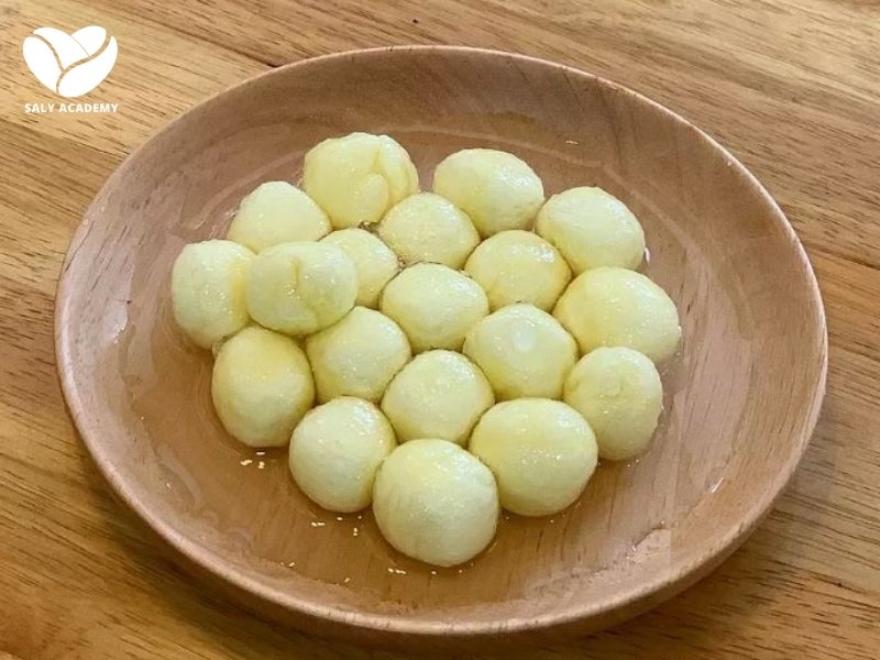Phô mai viên là topping có nhân phô mai mềm mịn bên trong, được bao bọc bởi lớp vỏ mỏng dai nhẹ bên ngoài Phô mai viên là topping có nhân phô mai mềm mịn bên trong, được bao bọc bởi lớp vỏ mỏng dai nhẹ bên ngoài