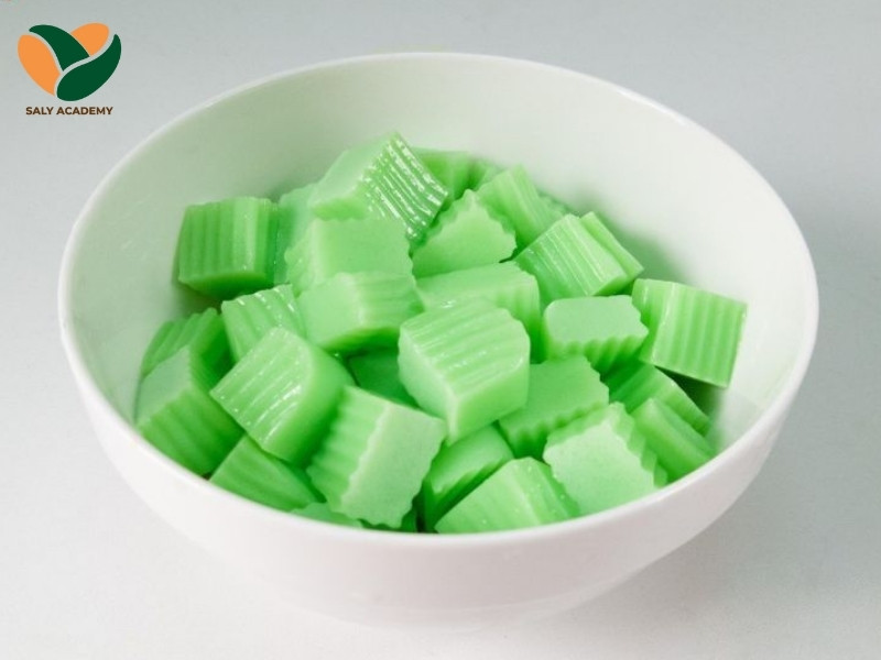 Pudding dưa lưới có màu xanh lá non bắt mắt, mùi thơm dịu và vị ngọt thanh mát Pudding dưa lưới có màu xanh lá non bắt mắt, mùi thơm dịu và vị ngọt thanh mát