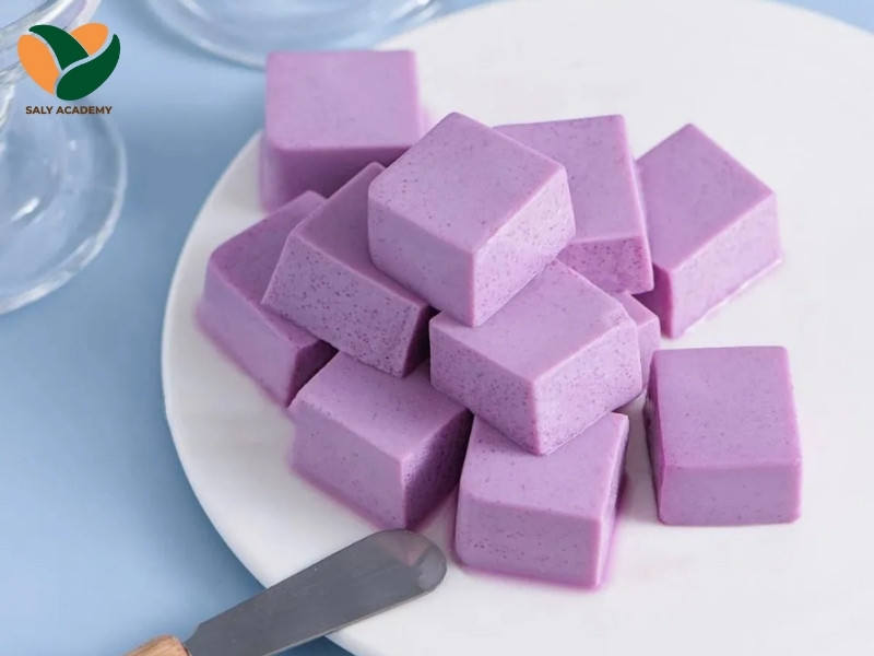 Pudding khoai môn có vị bùi béo đặc trưng, màu tím nhạt đẹp mắt Pudding khoai môn có vị bùi béo đặc trưng, màu tím nhạt đẹp mắt