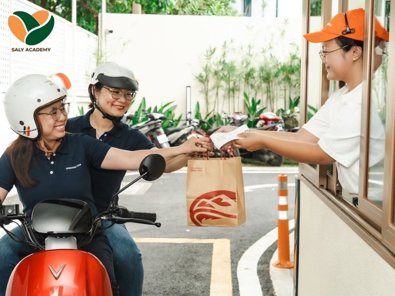 Thái độ niềm nở, chuyên nghiệp trong khâu giao món để tạo ấn tượng tốt với khách hàng Thái độ niềm nở, chuyên nghiệp trong khâu giao món để tạo ấn tượng tốt với khách hàng