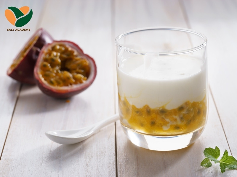 Sữa chua chanh dây kết hợp hài hòa giữa vị chua thanh mát và độ béo dịu nhẹ Sữa chua chanh dây kết hợp hài hòa giữa vị chua thanh mát và độ béo dịu nhẹ