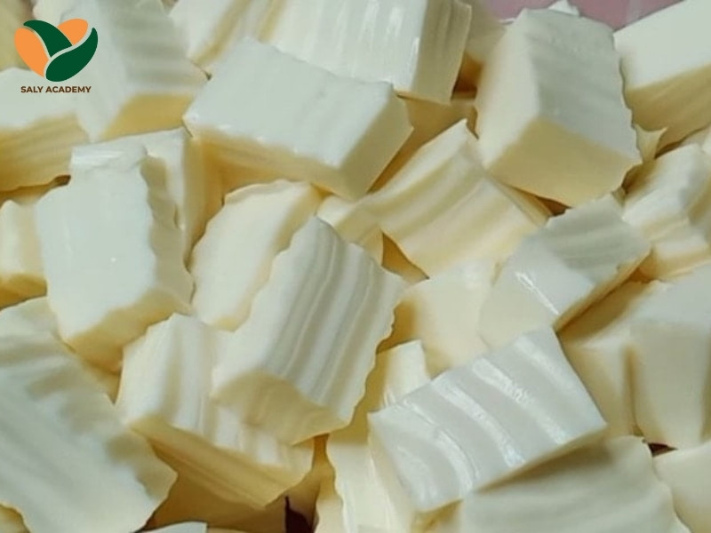 Thạch phô mai tươi có màu trắng ngà tự nhiên, kết cấu mịn dẻo và vị phô mai rõ rệt