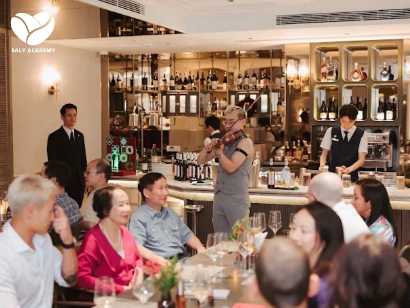 Nhân viên tại bistro cần đa năng, vừa phục vụ chuyên nghiệp vừa linh hoạt đảm nhận nhiều vai trò