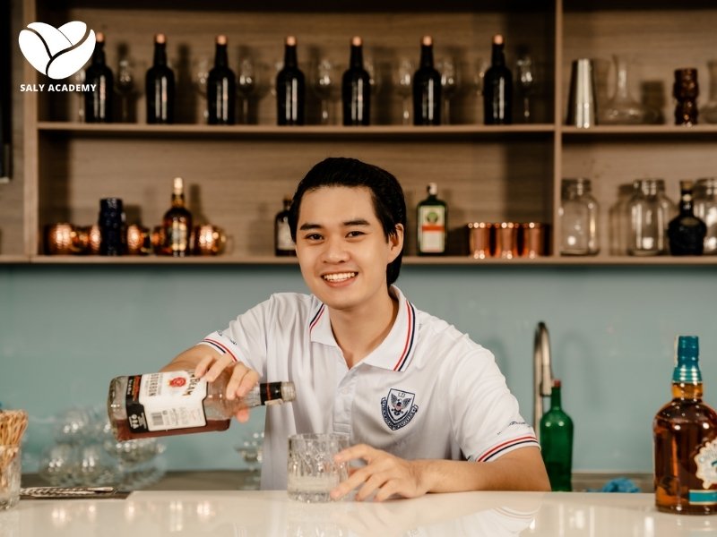 Bartender thành công không chỉ giỏi pha chế mà còn là người giao tiếp xuất sắc Bartender thành công không chỉ giỏi pha chế mà còn là người giao tiếp xuất sắc