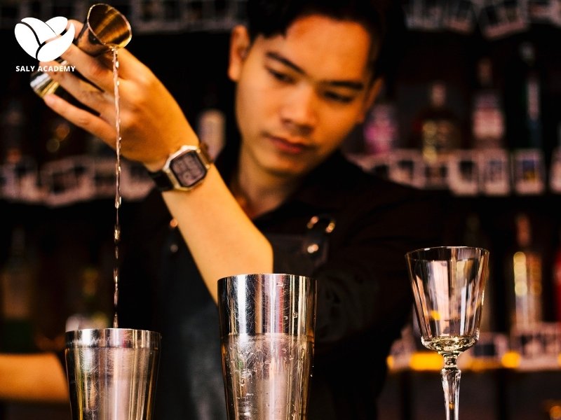 Ngoài kỹ năng về pha chế và giao tiếp, bartender còn cần phát triển khả năng biểu diễn Ngoài kỹ năng về pha chế và giao tiếp, bartender còn cần phát triển khả năng biểu diễn