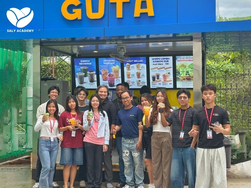 Giao tiếp với khách hàng tốt sẽ tạo ấn tượng tích cực và tăng khả năng khách hàng quay trở lại