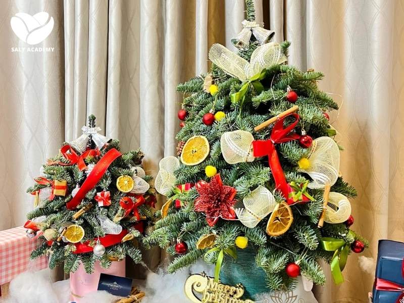 Trang trí cây thông Noel mini đặt bàn và góc chill