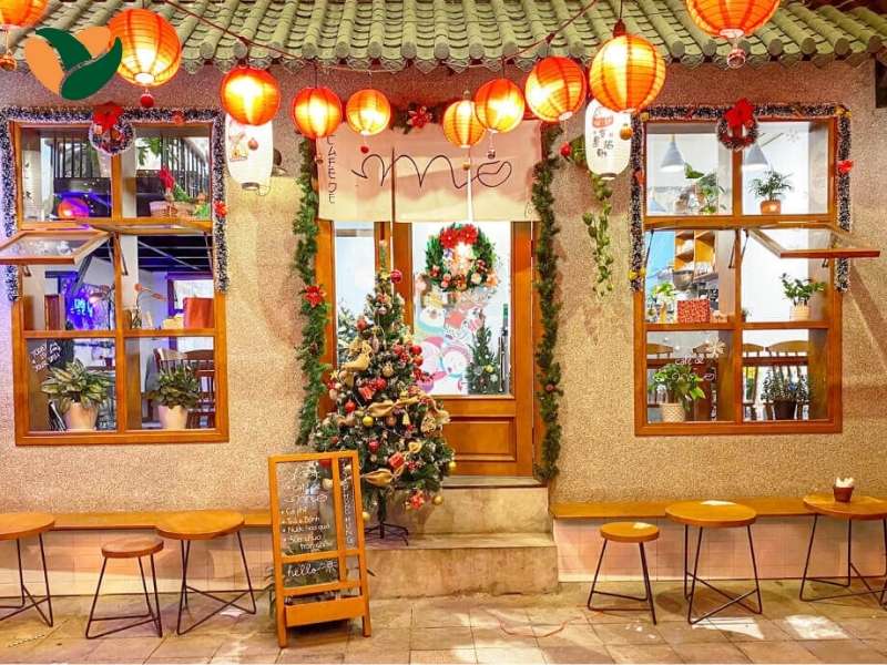 Trang trí đèn LED và banner Noel rực rỡ từ xa