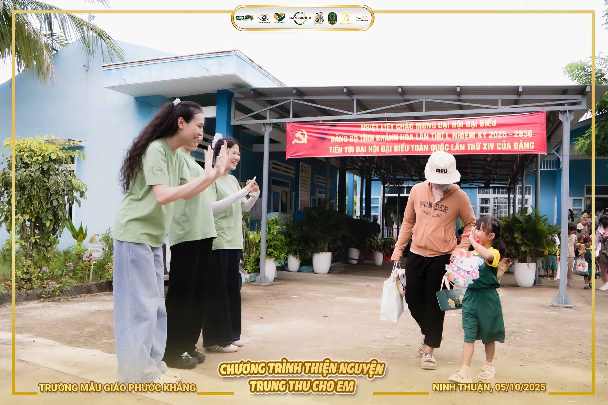 Đoàn thiện nguyện rời Phước Kháng trong tiếng cười và lời chào tạm biệt của các bé