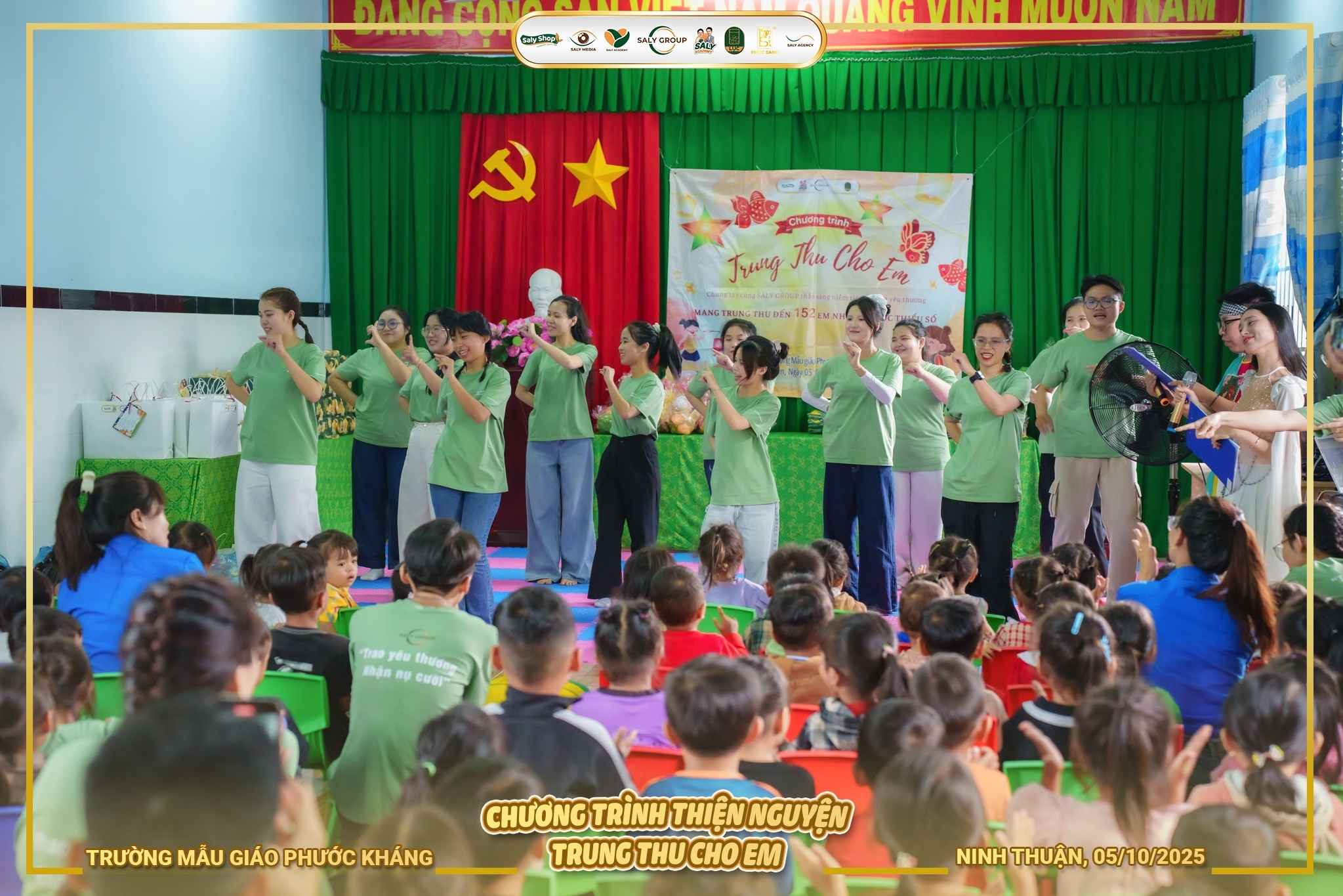Các anh chị tình nguyện viên mở màn bằng điệu nhảy “Baby Shark” vui nhộn