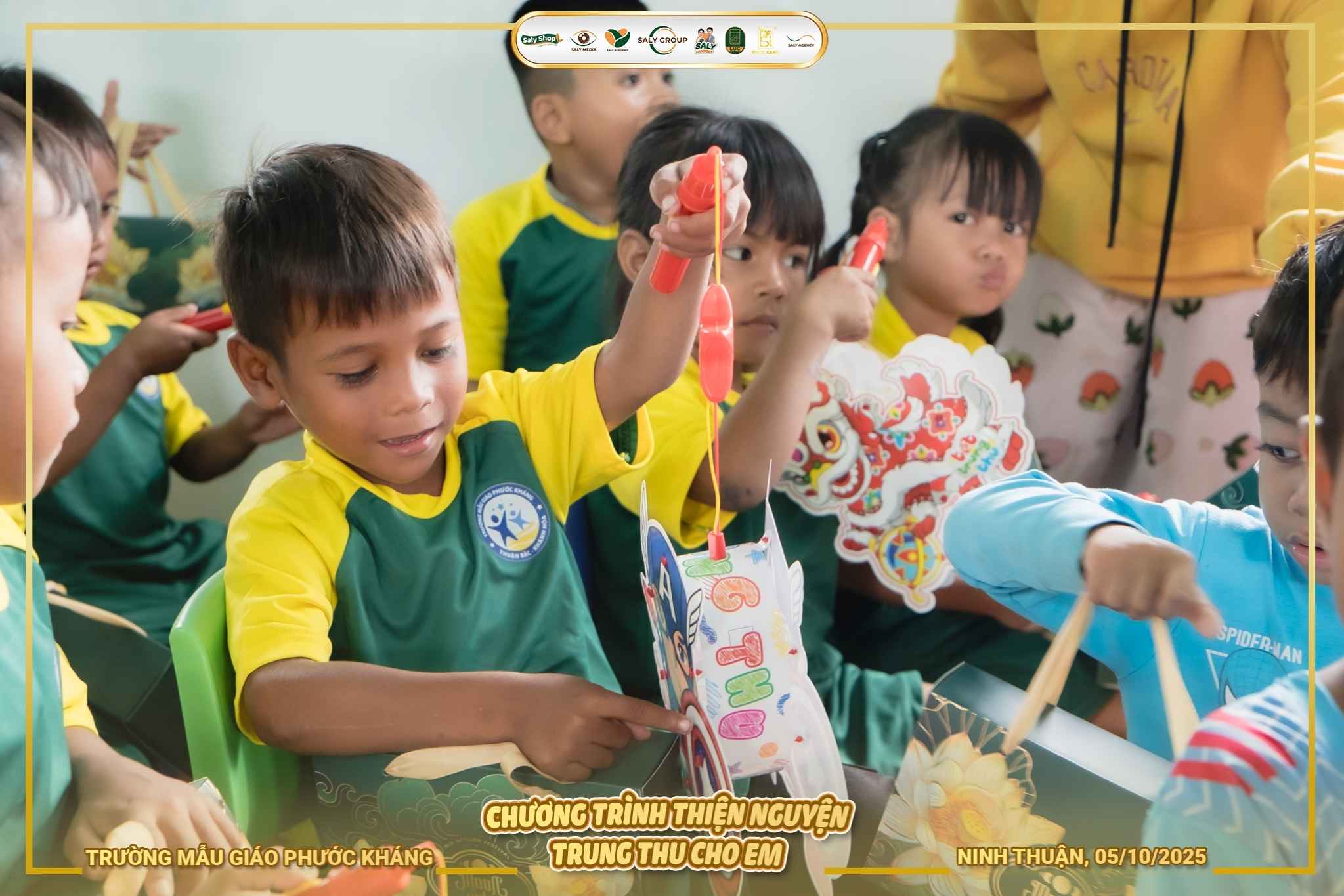 Các em nhỏ nâng niu từng chiếc lồng đèn, ánh mắt rạng rỡ
