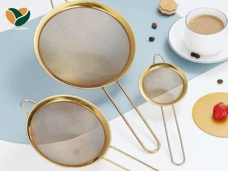 Rây lọc pha chế (strainer) – Giúp loại bỏ đá và cặn khi rót đồ uống Rây lọc pha chế (strainer) – Giúp loại bỏ đá và cặn khi rót đồ uống