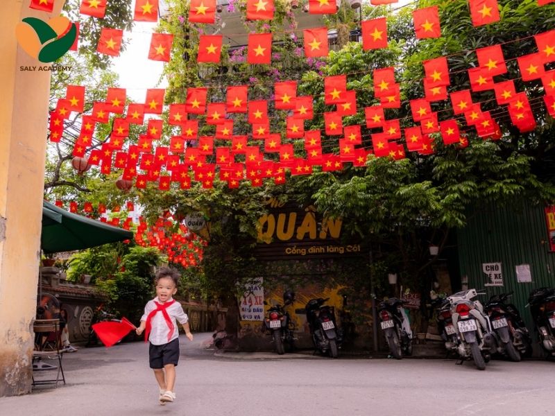 Trang trí lối vào quán bằng cờ dây đỏ – vàng