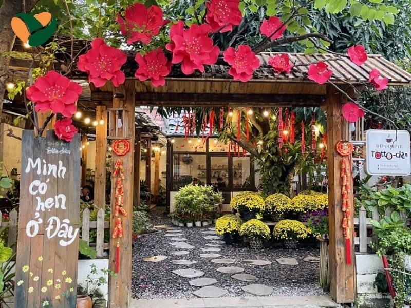 Trang trí mặt tiền, cửa quán