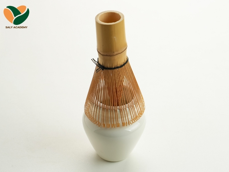 Chasen là loại chổi đánh trà truyền thống của Nhật Bản, được sử dụng chuyên biệt để pha bột trà matcha Chasen là loại chổi đánh trà truyền thống của Nhật Bản, được sử dụng chuyên biệt để pha bột trà matcha