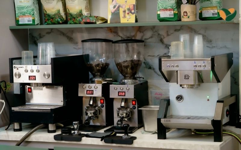 Máy móc và thiết bị thực hành cũng ảnh hướng đến học phí khóa học cà phê